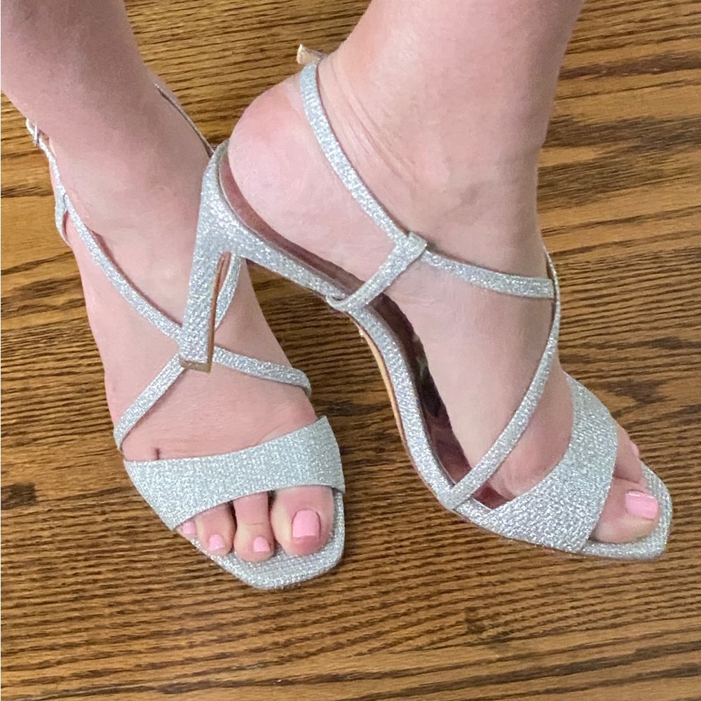 Badgley Mischka Gorgeous Women’s Silver Fabric Cross Strap Ebiza Pumps Size 9 - Picture 10 of 11